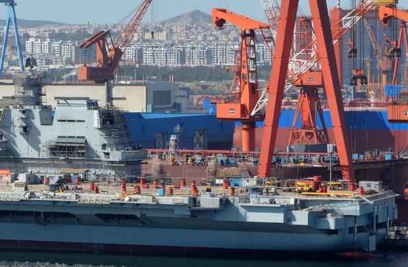 國(guó)際貨運(yùn)在全球化時(shí)代發(fā)揮著重要作用，其發(fā)展面臨諸多挑戰(zhàn)與機(jī)遇