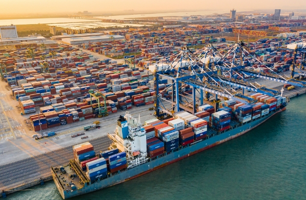 阿聯(lián)酋海運(yùn)是新時(shí)代的絲路航運(yùn)先鋒，在全球范圍內(nèi)樹立了嶄新的形象