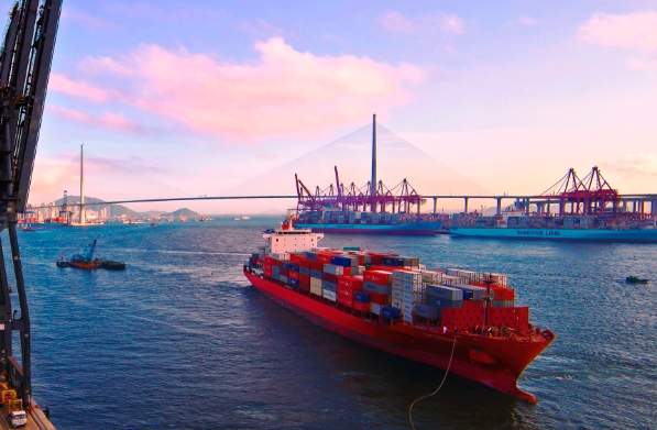 隨著科技的進(jìn)步，國(guó)際海運(yùn)行業(yè)正面臨著前所未有的變革與機(jī)遇