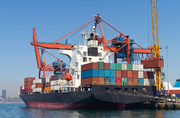 在全球經濟一體化的浪潮中，海運物流公司如同海上的“動脈”